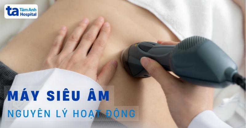 Hình ảnh một bác sĩ sử dụng máy siêu âm để khám cho bệnh nhân, minh họa ứng dụng thực tế của lý sinh